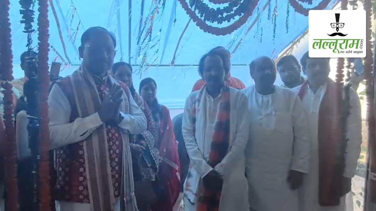 मुख्यमंत्री विष्णुदेव साय ने नुआपाड़ा में वैष्णो देवी मंदिर का किया दर्शन, पत्नी कौशल्या साय और विधायक पुरंदर मिश्रा भी रहे मौजूद