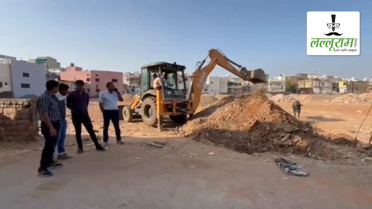 रायपुर में नगर निगम का बड़ा एक्शन: चौरसिया कॉलोनी में 4 एकड़ जमीन पर हो रही अवैध प्लाटिंग पर चलाया बुलडोजर, मुरूम डालकर तैयार की गई सड़क को भी काटा
