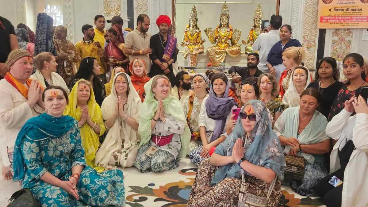 देसी रंग में रंगे विदेशी: डबरा के प्रसिद्ध नवग्रह मंदिर में साड़ी-सलवार सूट पहनकर पहुंचे सैलानी, सीता राम का नाम लेकर किया प्रवेश