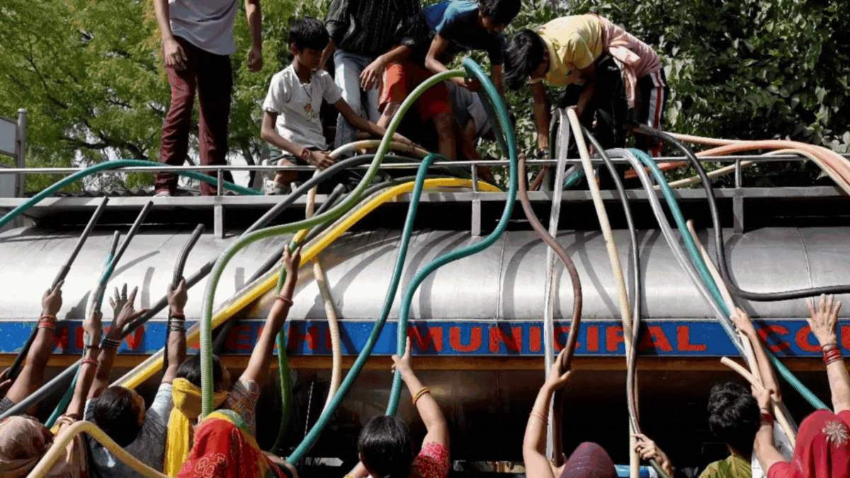 Delhi Water Supply Crisis: दिल्ली में पानी सप्लाई पर बड़ा संकट, चंद्रावल प्लांट हुआ ठप, लाखों लोगों को नहीं मिल रहा पीने का पानी