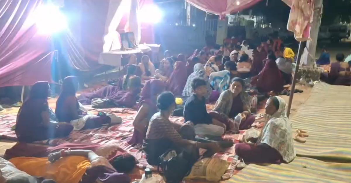 Panna में आशा कार्यकर्ताओं का ‘रात का पहरा’: कलेक्टर के जवाब से असंतुष्ट, कलेक्ट्रेट गेट के बाहर रात से धरना जारी