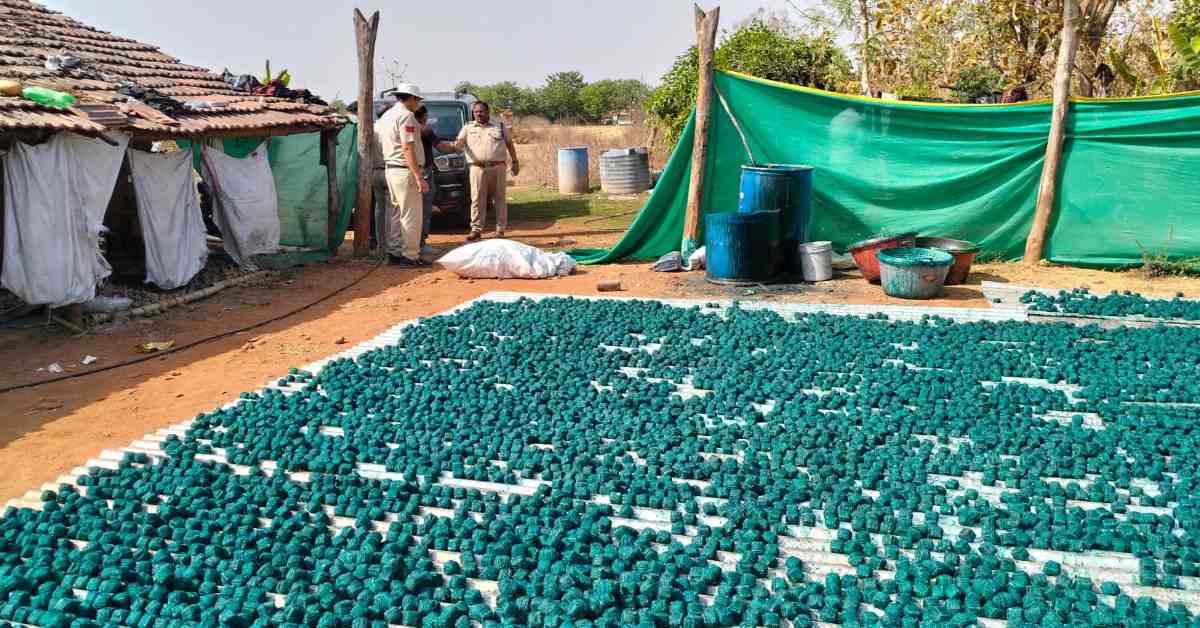 देवास में सुतली बम-बारूद और पटाखा सामग्री जब्त: घने जंगल में संचालित हो रही थी फैक्ट्री, कई मजदूर मिले-संचालक का खुलासा बाकी