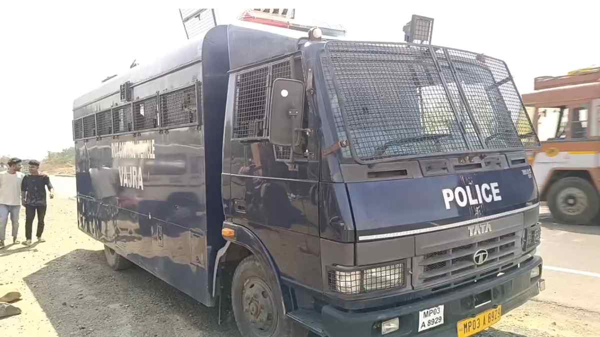 कोर्ट के आदेश पर कब्जा हटाने गई टीम पर हमला: ग्रामीणों ने किया पथराव, महिला ने घासलेट डालकर की आत्महत्या की कोशिश