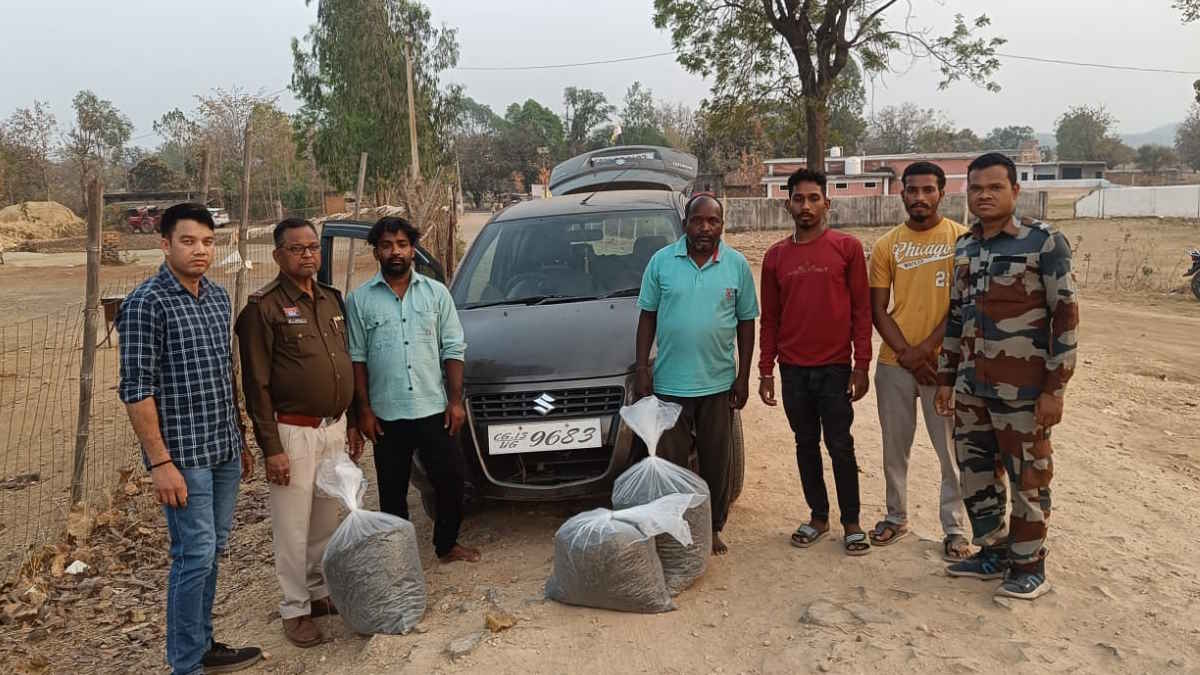 हाईटेक तस्कर : कार के दरवाजों और बैक लाइट में विशेष चैंबर बनाकर कर रहे थे गांजा तस्करी, फिर भी पुलिस ने दबोच लिया