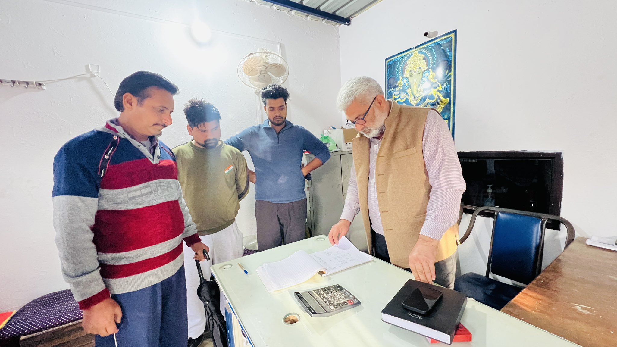 गैस एजेंसी पर मंत्री का छापा: बुजुर्गों की लाइन देख भड़के लाल चंद कटारूचक्क, स्टॉक दबाने पर कार्रवाई के आदेश