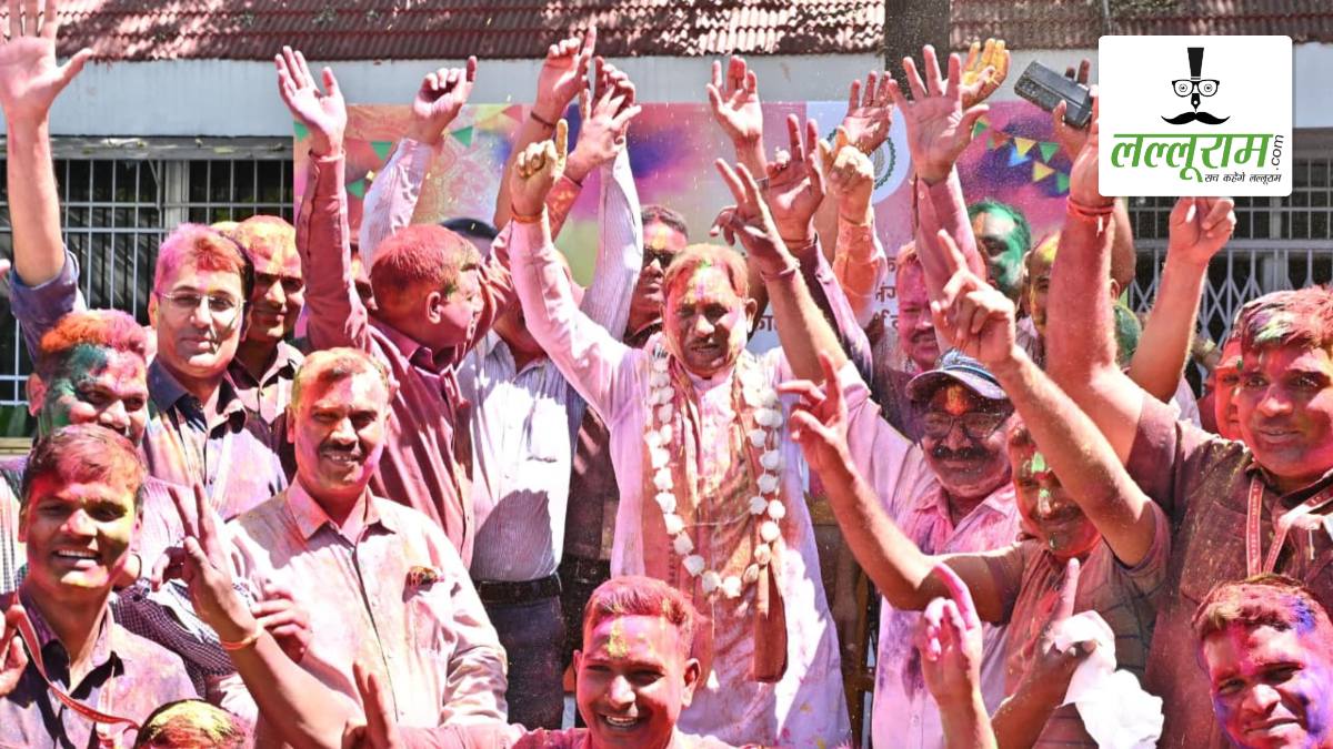 मुख्यमंत्री निवास में होली के रंगों की बौछार: CM विष्णु देव साय ने अधिकारियों-कर्मचारियों संग खेली होली, गुलाल लगाकर रंगोत्सव की दी शुभकामनाएं