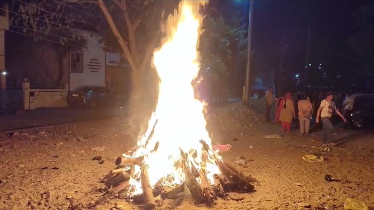 Bilaspur News : धूमधाम से हुआ होलिका दहन, लोगों ने पारंपरिक विधि-विधान से की पूजा-अर्चना