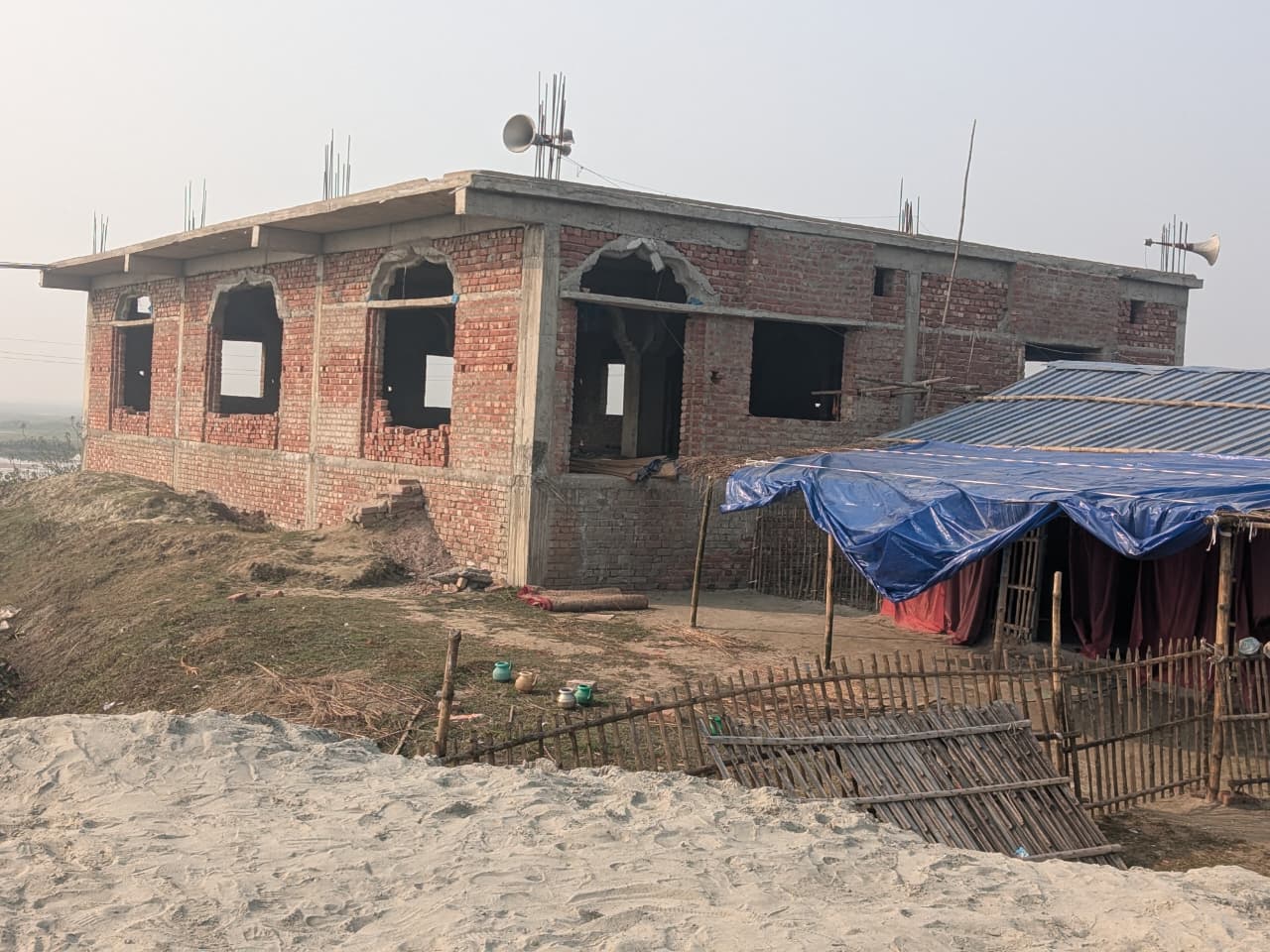 सुपौल में मस्जिद निर्माण के नाम पर 81 लाख का खेल, छत ढालकर रफूचक्कर हुई कंपनी, अधिकारियों और ठेकेदार की मिलीभगत का आरोप