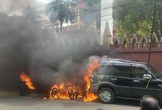 कटक में ओडिशा हाई कोर्ट के बाहर लगी भीषण आग, 4 वाहन जलकर खाक, शॉर्ट सर्किट की आशंका