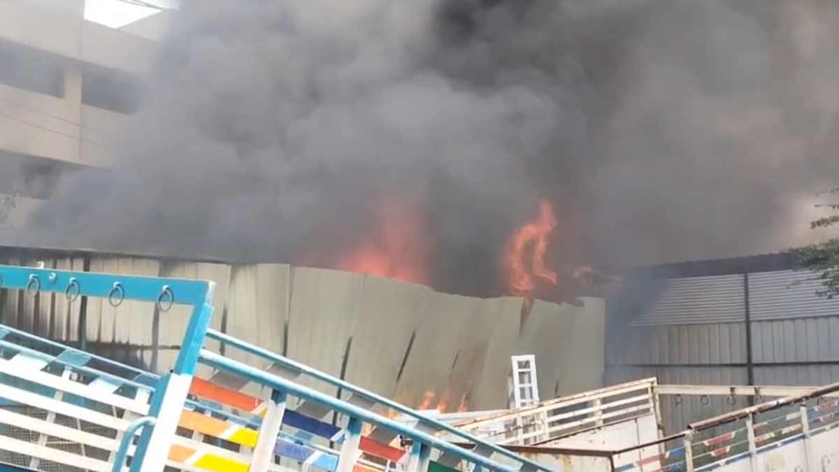 शॉर्ट सर्किट से लगी भीषण आग: इंदौर में कार गैरेज बना आग का गोला, कई गाड़ियां जलकर खाक