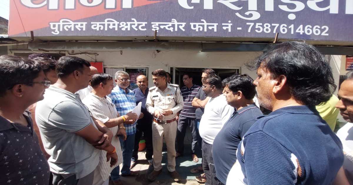 देवास नाका की सिंगापुर ग्रीन कॉलोनी में बिल्डर की मनमानी ? सड़क की चौड़ाई कम करने का आरोप, रहवासियों ने की कार्रवाई की मांग
