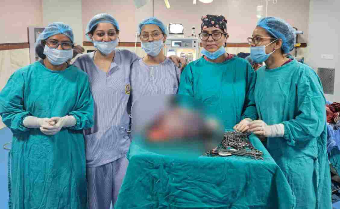 इंदौर में डॉक्टरों का कमाल: 6.3 किलो का विशाल ओवरी ट्यूमर निकाला, 3 घंटे की जटिल सर्जरी से महिला को मिली नई जिंदगी