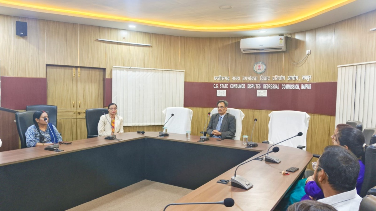 World Consumer Rights Day : रजिस्ट्रार श्रीनिवास तिवारी ने दिलाया उपभोक्ता अधिकारों की रक्षा का संकल्प