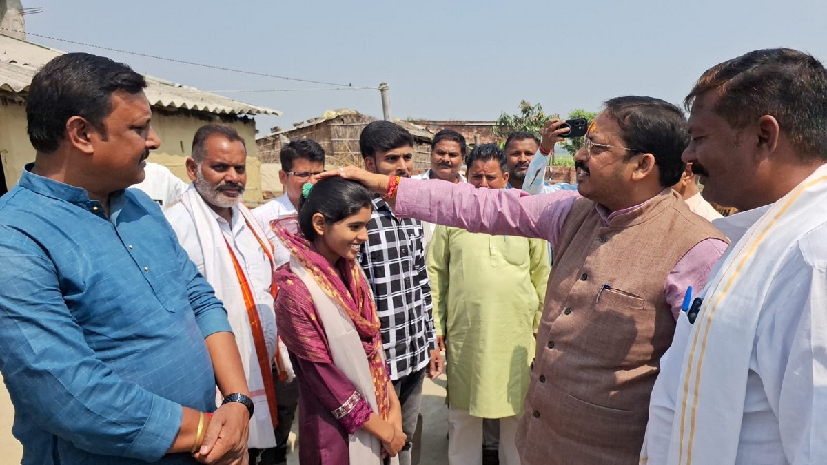 बगहा की नसरीन परवीन ने इंटर की बोर्ड परीक्षा में तीसरा स्थान हासिल कर बढ़ाया जिले का मान, सांसद और SDM ने किया सम्मानित