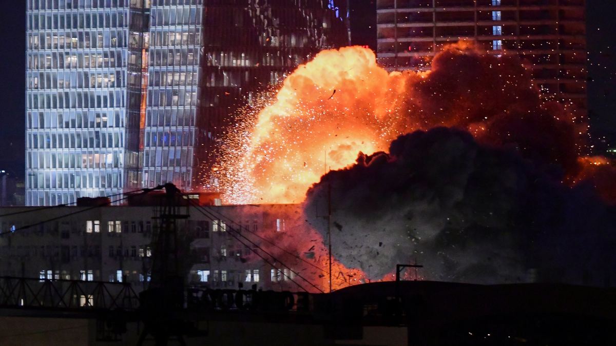 ईरान की मिसाइलों से इजराइल में हाहाकारः तेल अवीव समेत कई शहरों में क्लस्टर बम दागे, कई बिल्डिंग जमींदोज, देखें वीडियो