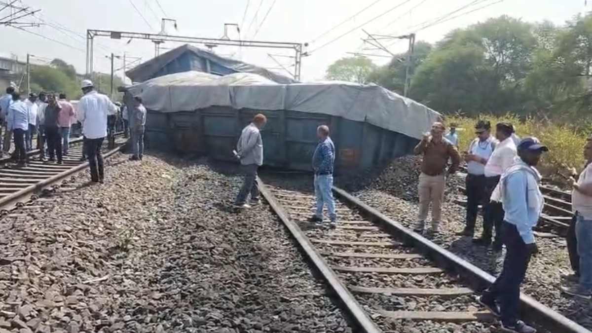 कटनी-शहडोल रेलखंड पर बड़ा हादसा: बाबा घाट के पास मालगाड़ी के 5 डिब्बे पटरी से उतरे; यातायात प्रभावित, रेस्क्यू जारी, कोई जनहानि नहीं