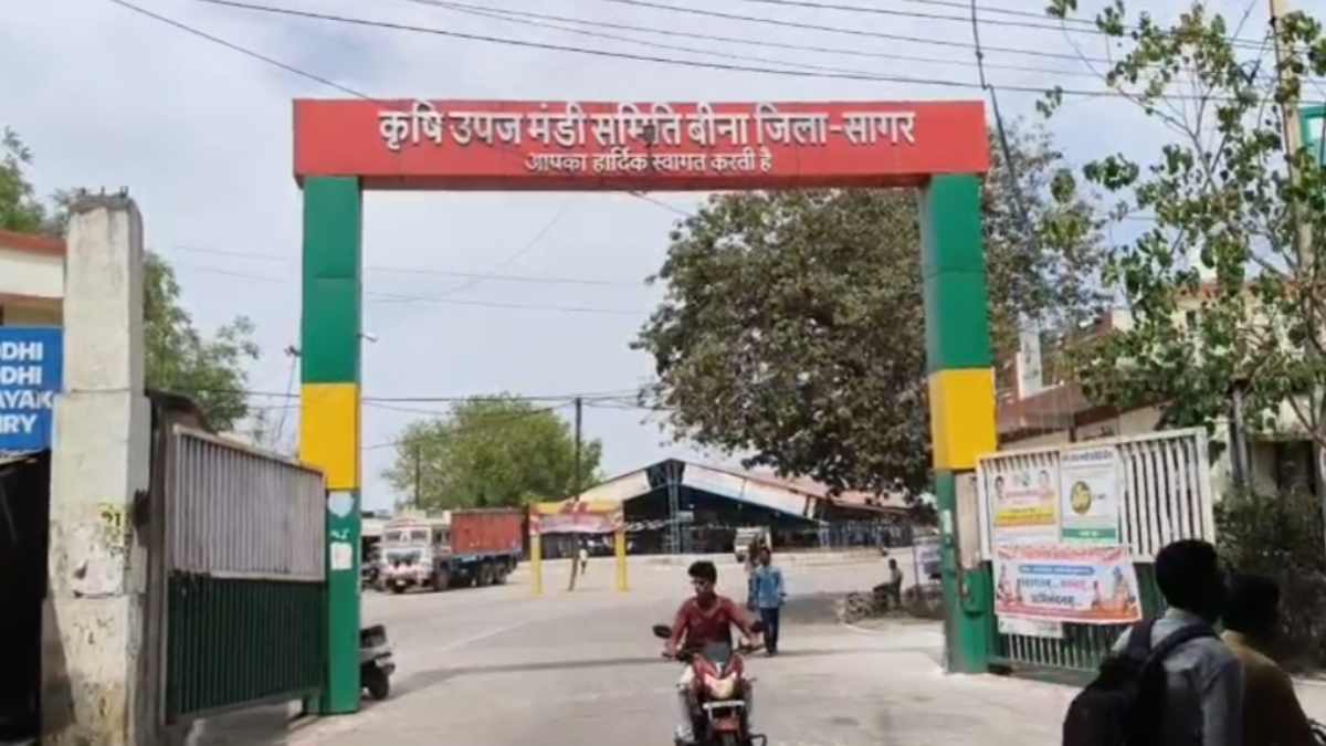 कृषि उपज मंडी में अवैध निर्माण पर प्रशासन की कार्रवाई, नियम विरुद्ध बनाई गई गोदाम को सख्ती से तोड़ा