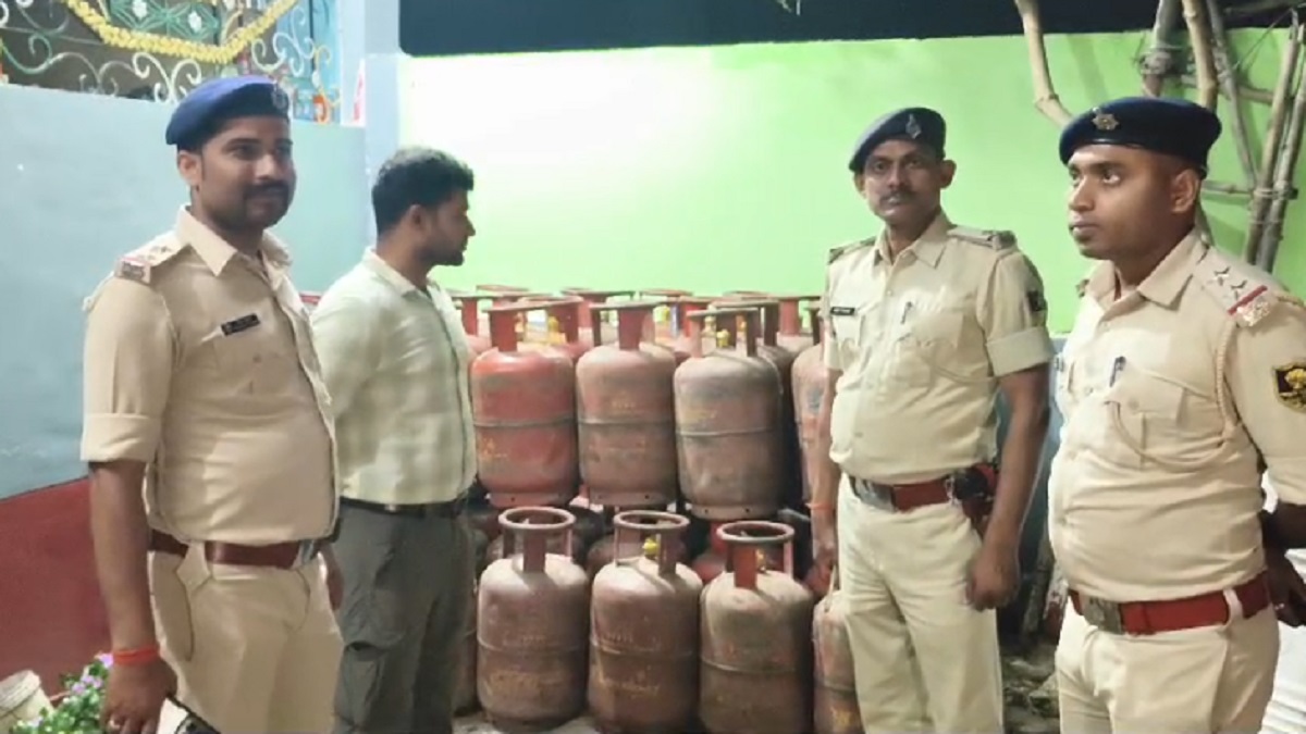 सहरसा में अवैध LPG कारोबार का भंडाफोड़: HP कंपनी के 62 भरे और 73 खाली सिलेंडर बरामद