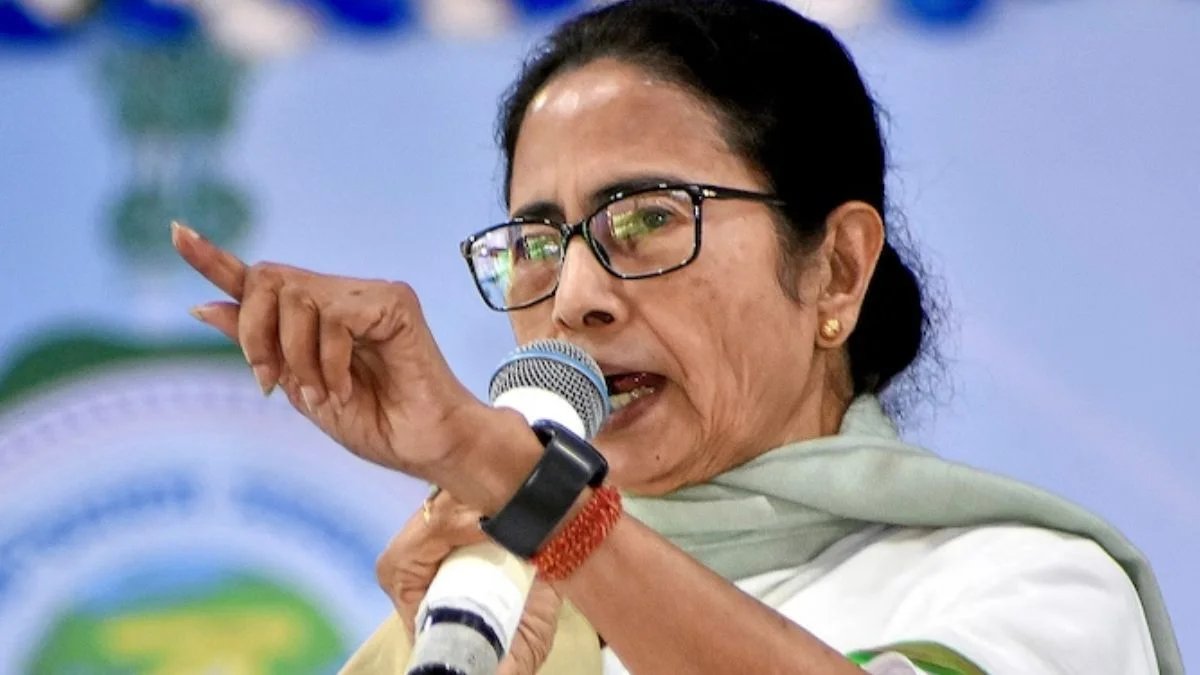 कोलकाता में वोटर लिस्ट से नाम काटने के खिलाफ धरने पर बैठीं सीएम ममता बनर्जी : कहा- चुनाव आयोग ने SIR में जिन वोटरों को मृत बताया, मैं उन्हें सामने लाऊंगी