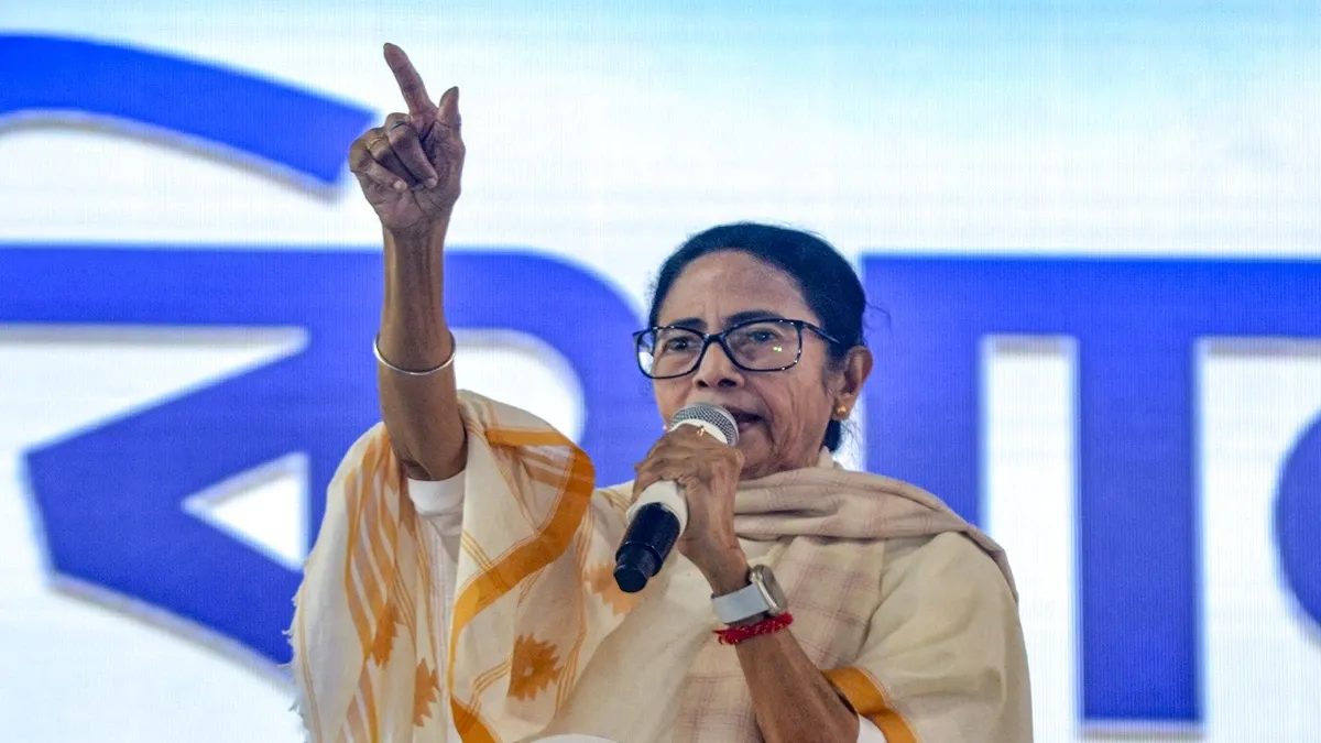 ममता बनर्जी के धरने का चौथा दिन : बोलीं – धरना स्थल पर भाजपा पर्चे बांट रही, इनमें PM की रैली का प्रचार, रवींद्र संगीत सुनाया