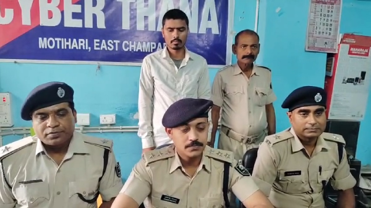 मुख्यमंत्री नीतीश के ड्रीम प्रोजेक्ट को चूना लगाने वाला साइबर फ्रॉड मोतिहारी से गिरफ्तार, फिंगरप्रिंट मशीन समेत अन्य सामान बरामद