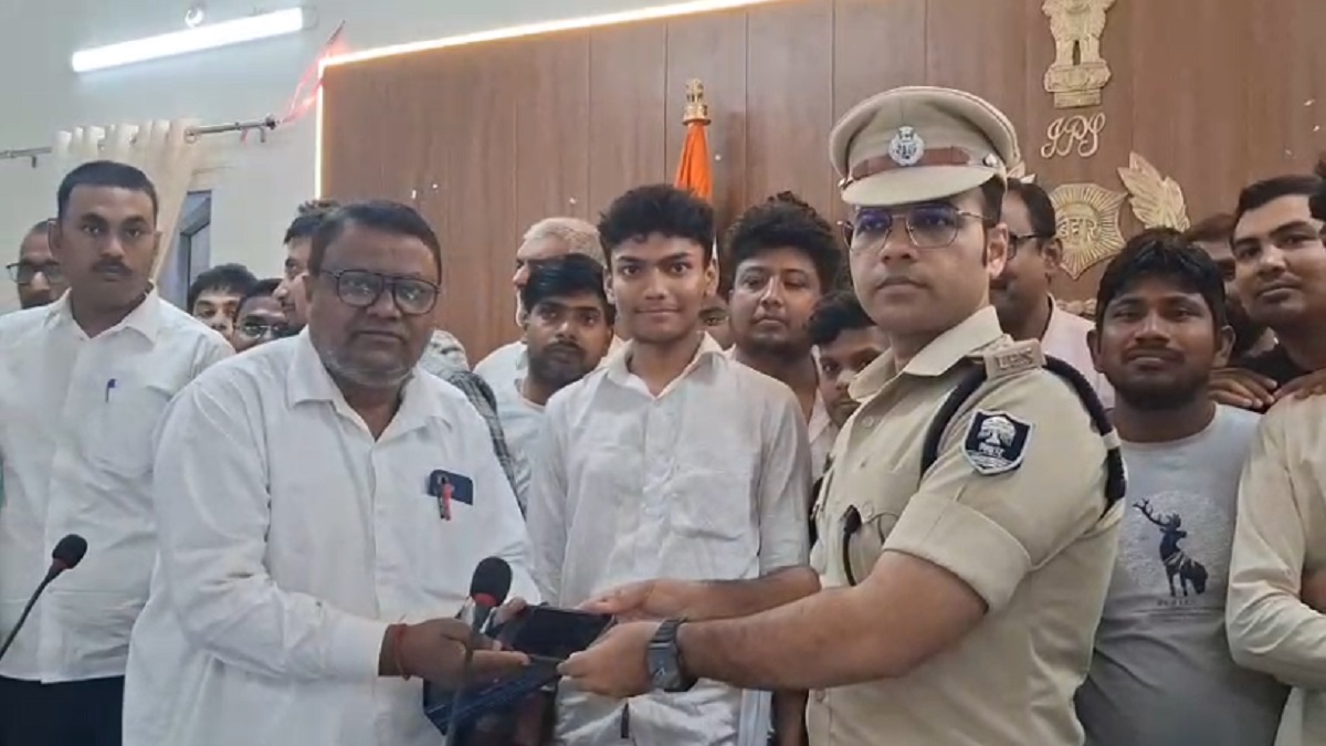 चोरी और खोए हुए मोबाइल को पाकर खिल उठे लोगों के चेहरे, मोतिहारी पुलिस ने 118 फोन को ट्रैस कर उनके मालिकों को सौंपा