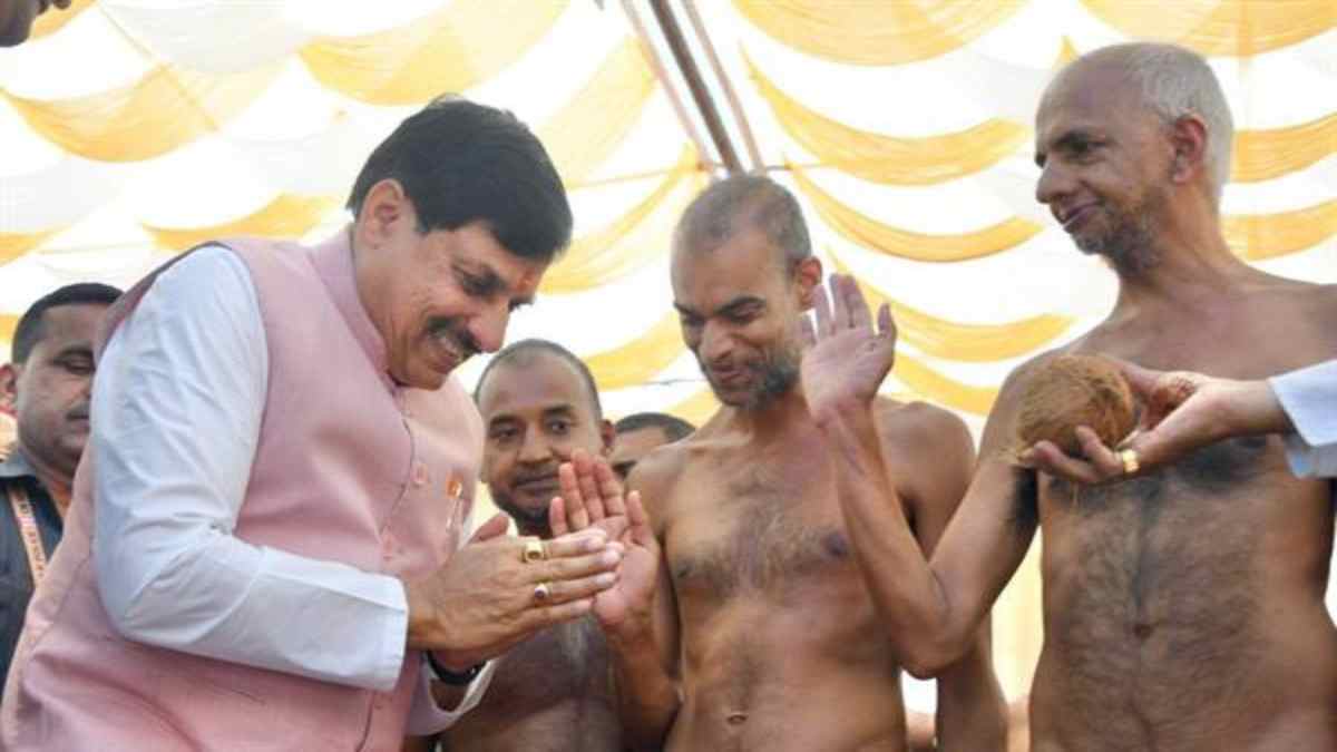 CM डॉ. मोहन ने संभव सागर जी महाराज का लिया आशीर्वाद, महावीर जयंती पर शोभायात्रा में हुए शामिल