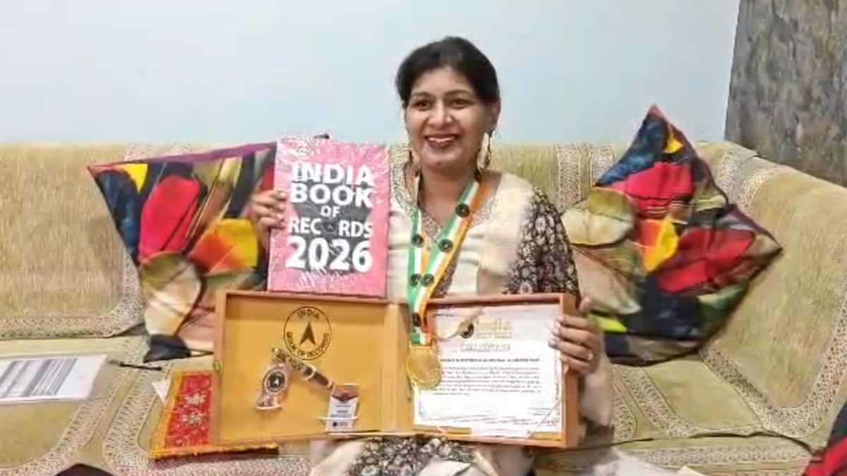 नर्मदापुरम की पल्लवी ने ‘रिवर्स राइटिंग’ में रचा इतिहास, 25 वर्षों की साधना से बना नेशनल रिकॉर्ड