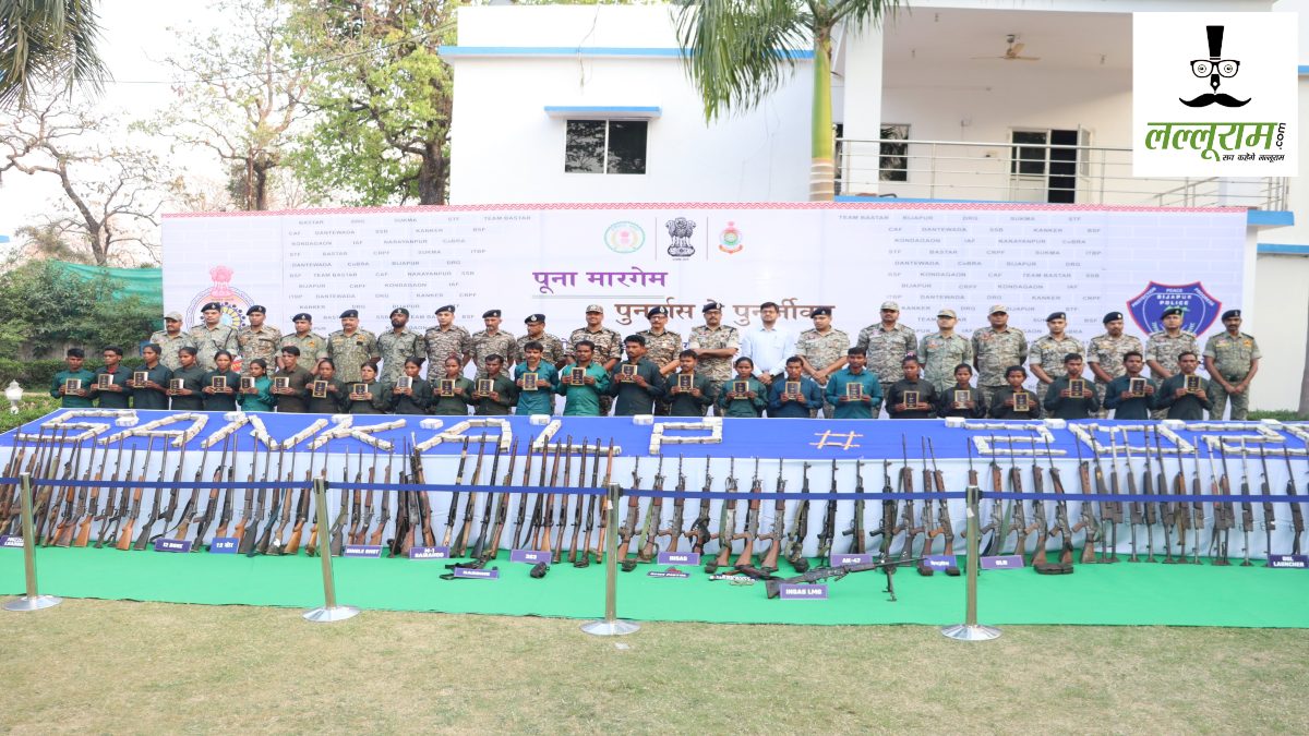 CG Naxal Surrender : डेडलाइन के अंतिम दिन 1.47 करोड़ के इनामी 25 नक्सलियों ने किया सरेंडर, 93 हथियार, 2.90 करोड़ कैश और 7 किलो से अधिक सोना बरामद