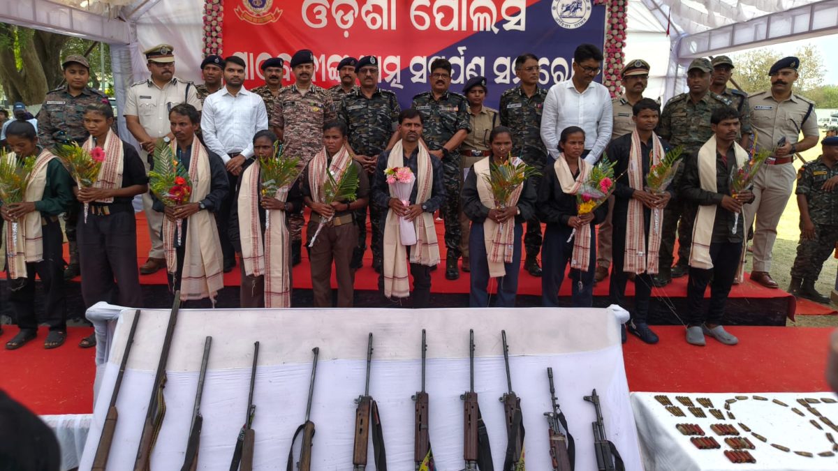 Naxalites Surrender : ओडिशा में माओवाद को बड़ा झटका, 63 लाख के इनामी 11 नक्सलियों ने किया सरेंडर