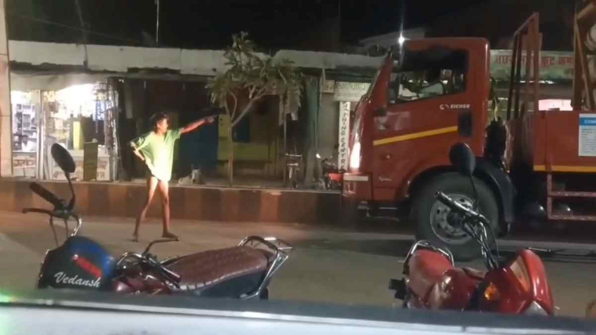 शराबी ने बीच सड़क उतार दिए सारे कपड़े, देखते ही रुक गया ट्रक, देर रात मचाया हंगामा