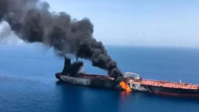 ईरान ने स्ट्रेट ऑफ होर्मुज में तेल टैंकर पर किया हमला, 15 भारतीय क्रू मेंबर थे सवार ; कम से कम चार लोग घायल