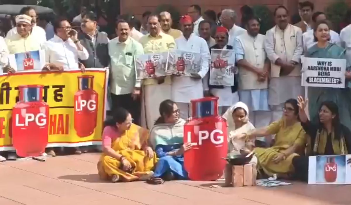 ‘नरेंदर भी गायब, सिलेंडर भी गायब…,’ एलपीजी सिलेंडर संकट पर विपक्ष का संसद भवन में प्रदर्शन, प्रियंका गांधी ने जलाया चूल्हा, तीन मिनट में सदन की कार्यवाही स्थगित