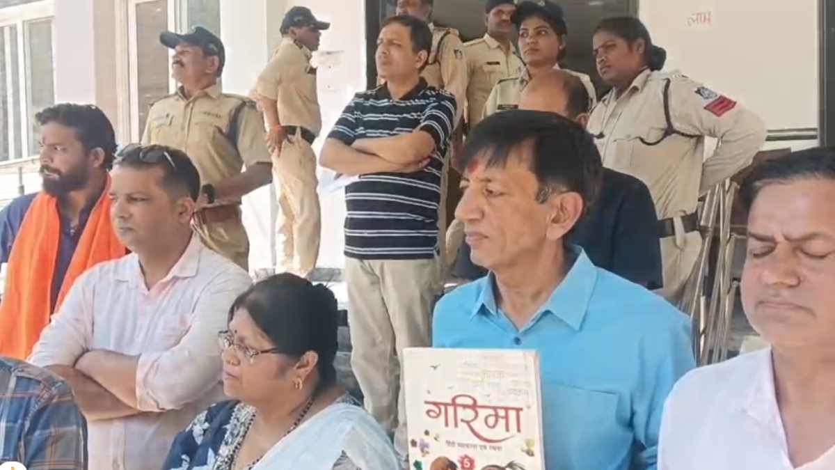 भोपाल में पालक महासंघ का हल्ला बोल: शिक्षा माफिया के खिलाफ DEO ऑफिस का घेराव, निजी स्कूलों की मनमानी फीस पर की जमकर नारेबाजी 