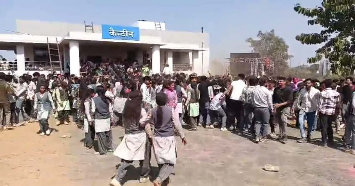रंग में भंग: पंडित शंभूनाथ विश्वविद्यालय में होली जश्न के बीच मधुमक्खियों का हमला, छात्रों के दो गुटों में झड़प का वीडियो भी वायरल