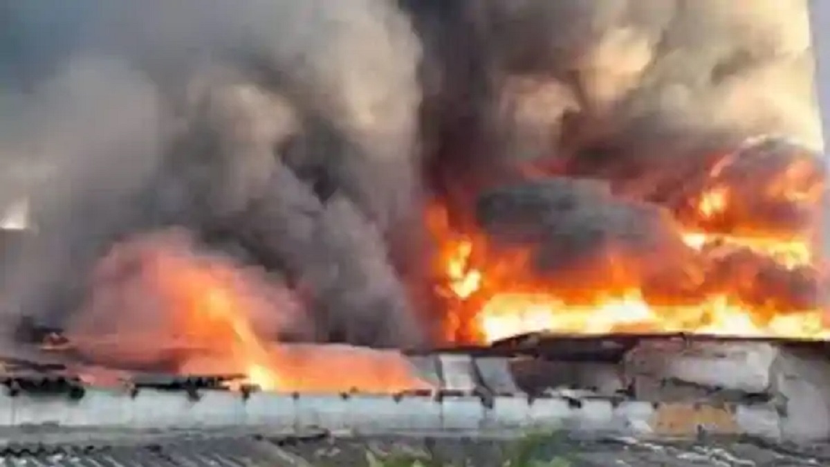 Patna Fire: पटना के रूपसपुर इलाके में ROB के नीचे लगी भीषण आग, इलाके में मची अफरा-तफरी