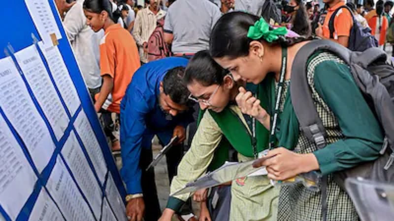 RBSE 12th Result 2026: राजस्थान बोर्ड 12वीं का रिजल्ट जारी, बेटियों ने फिर गाड़े झंडे, लेकिन साइंस-कॉमर्स के नतीजों ने चौंकाया