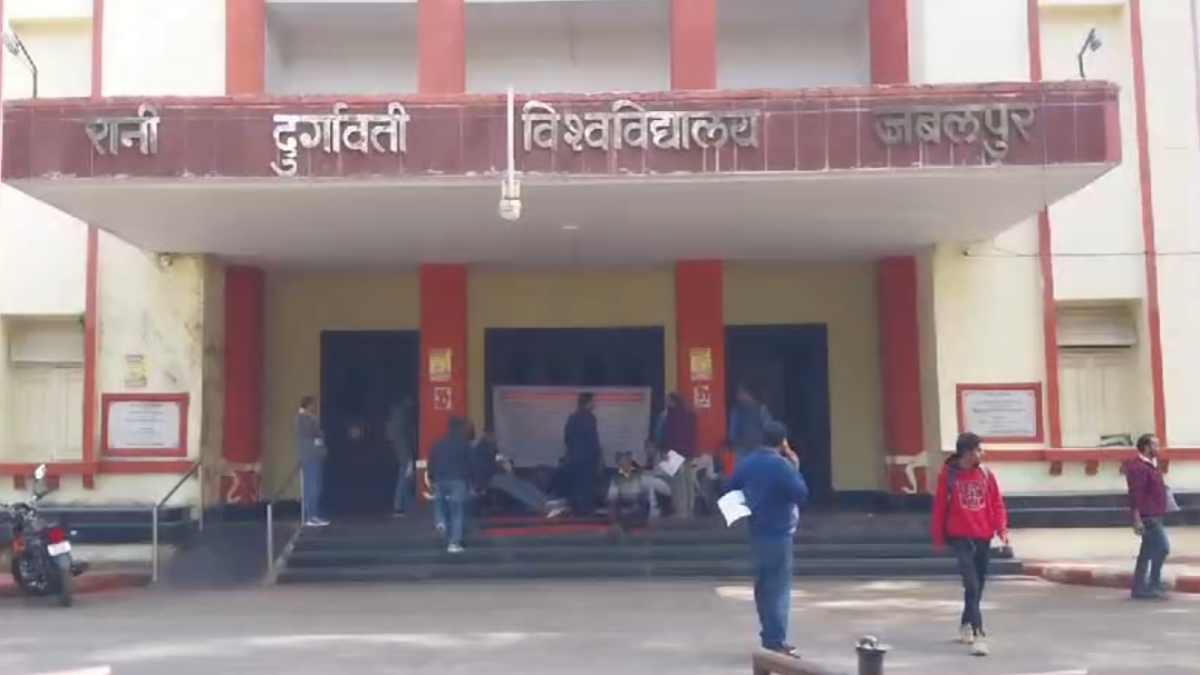 रानी दुर्गावती यूनिवर्सिटी में VC नियुक्ति पर हाईकोर्ट सख्त: जवाब न देने पर लगाया 5 हजार का जुर्माना, दी अंतिम मोहलत  