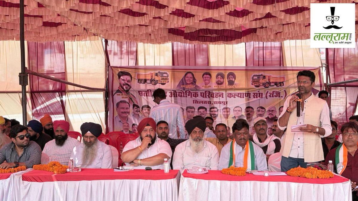 Raipur News : उद्योगों से बिचौलिया प्रथा खत्म करने की मांग, अनिश्चितकालीन हड़ताल पर बैठा परिवहन कल्याण संघ, जानिए क्या है 5 मांगे ?