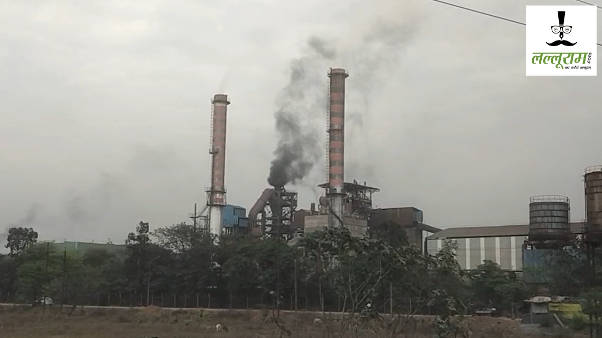 फैक्ट्रियों की चिमनियों से निकल रहा काला जहर, पर्यावरण संरक्षण मंडल की कार्रवाई भी बेअसर