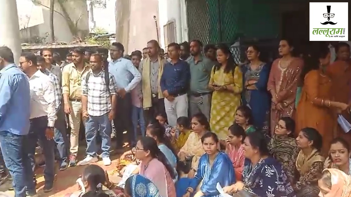 CG News : समग्र शिक्षा कार्यालय में व्यावसायिक शिक्षकों का प्रदर्शन, ठेका कंपनियों के खिलाफ खोला मोर्चा