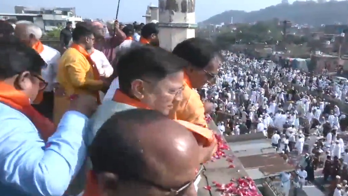 Jaipur Eid News: गुलाबी नगरी में मोहब्बत की बारिश! ईदगाह में नमाज पढ़ रहे मुस्लिमों पर हिंदुओं ने बरसाए फूल, बोले- राम के बिना रमजान अधूरा