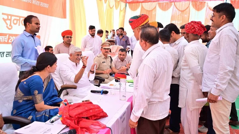 Rajasthan News: 20 साल यहीं हूं, घर नहीं देखने दूंगा: फलोदी में बिफरे केंद्रीय मंत्री शेखावत, अफसरों को सरेआम लगाई फटकार