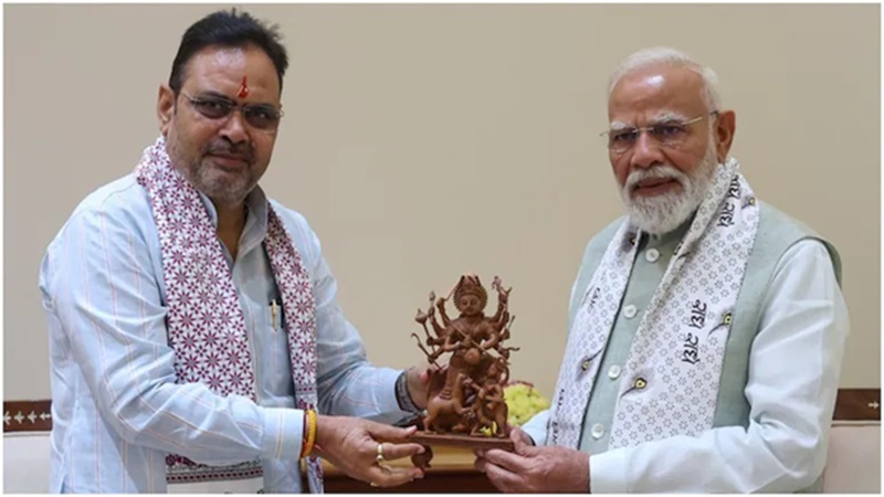 CM Bhajanlal Sharma meets PM Modi: PM मोदी को CM भजनलाल ने दिया ऐसा तोहफा, जिसे बनाने वाले परिवार के पास हैं 11 नेशनल अवार्ड!