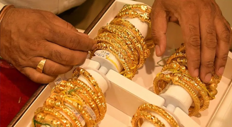 Gold Silver Price Today Jaipur: जयपुर सराफा बाजार में कोहराम: चांदी 13,000 और सोना 4,500 महंगा, क्या अब गहने खरीदना होगा सपना?