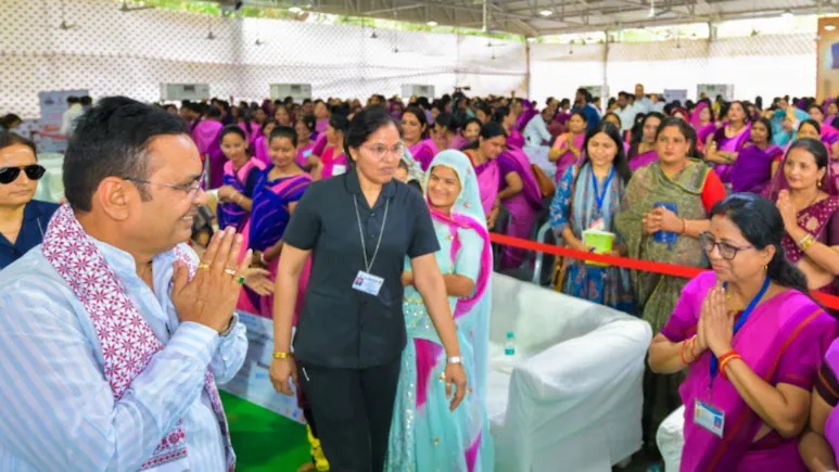 Rajasthan News: राजस्थान की आंगनबाड़ी बहनों की लॉटरी, खाते में आए 1-1 हजार रुपये, 1 अप्रैल से बढ़कर मिलेगा मानदेय; सीएम का बड़ा ऐलान