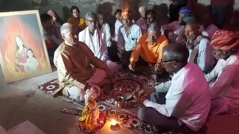 अनोखी परंपरा: राजस्थान के इस गांव में 70 साल से नहीं जली होली, सोने के प्रहलाद और चांदी की होलिका की होती है पूजा