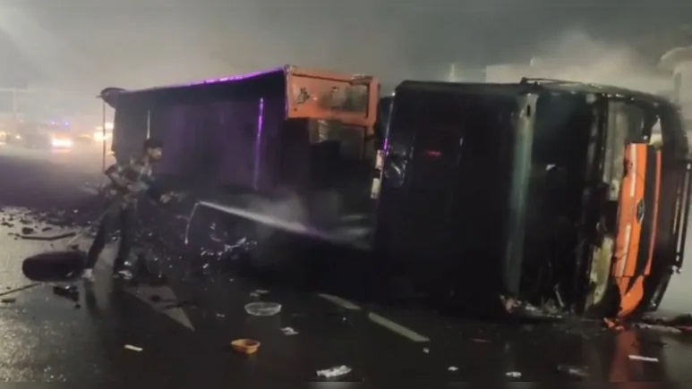 Rajasthan News: नेशनल हाईवे पर कोयले से भरे ट्रेलर में लगी भीषण आग, केबिन में फंसे ड्राइवर की जिंदा जलकर मौत