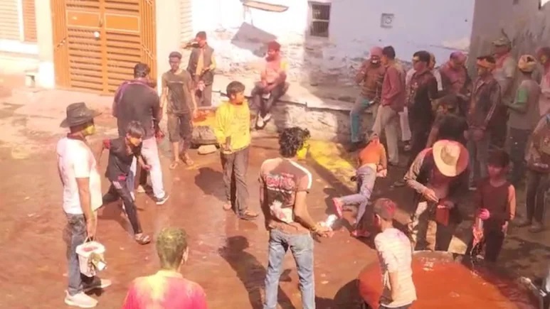 Rajasthan News: राजस्थान की रूह कंपा देने वाली होली: यहां गुलाल नहीं, लोहे की डोलची से पीठ पर होता है प्रहार, SDM पर होती है पहली मार