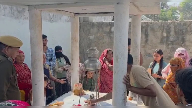 Rajasthan News: राजस्थान के अलवर में भारी तनाव; मंदिर में शिवलिंग तोड़ा, पास ही मिला बछड़े का शव